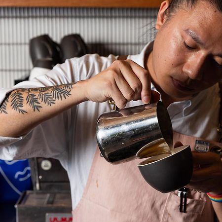 克雷斯托布鲁克文森特酒店 布里斯班 外观 照片 A barista making a latte