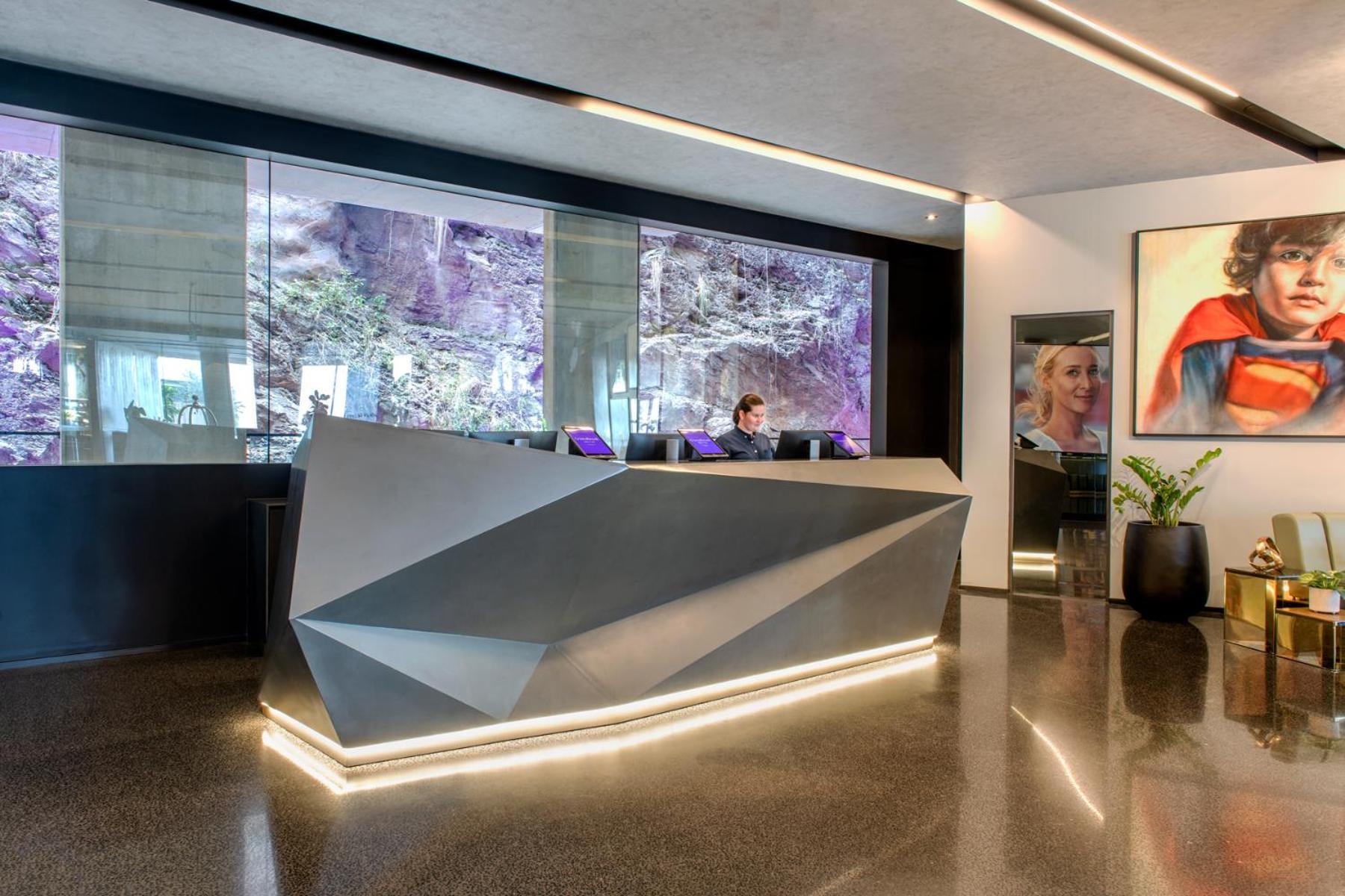 克雷斯托布鲁克文森特酒店 布里斯班 外观 照片 Reception desk at the headquarters of the company in Madrid